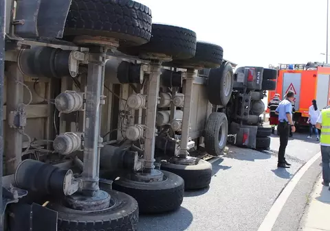 Un TIR plin cu ulei alimentar s-a răsturnat în Tulcea. Circulația mașinilor a fost oprită pe DN 22A