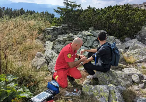 „Atenție! Viperele nu atacă omul”. Mesajul Parcului Național Retezat, după ce doi bărbați au fost mușcați de șarpe în timpul drumețiilor