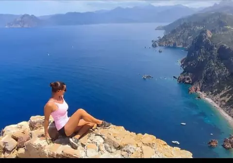 O antrenoare de fitness celebră din Ungaria a murit, după ce a căzut în timp ce încerca să-și facă un selfie în Munții Iordaniei