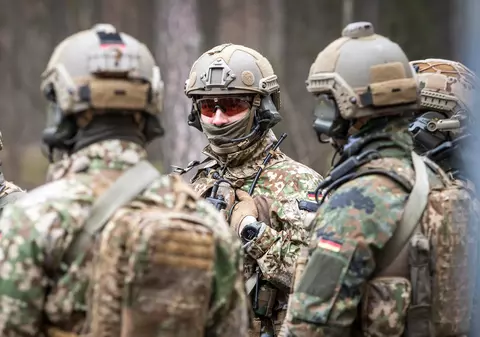 General de rang înalt al armatei germane, suspendat din funcție, după ce a sărutat o subalternă cu forța, în timpul Jocurilor Invictus