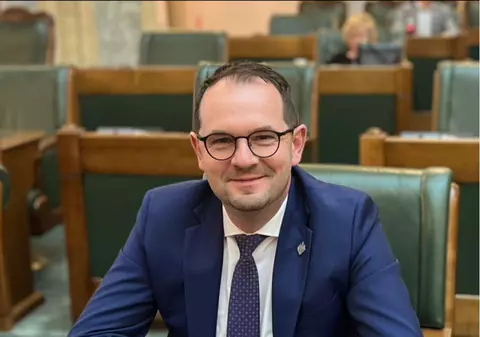 Un senator care a fost în USR a anunțat în plenul Parlamentului că se înscrie în PSD