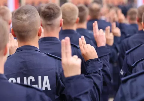 Un polițist polonez și-a bătut colegul care „îndrăznise” să-i amendeze bunicul pentru viteză: „Totul este pe camere”