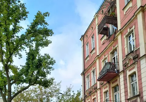 O femeie a murit, iar soțul ei este în comă, după ce balconul apartamentului s-a prăbușit, în Polonia