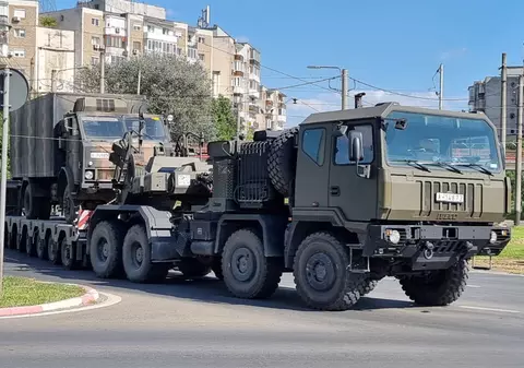 Un transport militar agabaritic a distrus rețeaua electrică și a pus la pământ un stâlp, blocând circulația tramvaielor într-un cartier din Arad