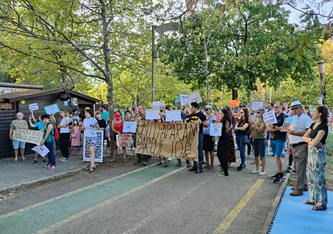 „Stop mafia imobiliară!” Protest în Parcul IOR, unde spațiul verde se micșorează în urma incendiilor și a tăierilor abuzive
