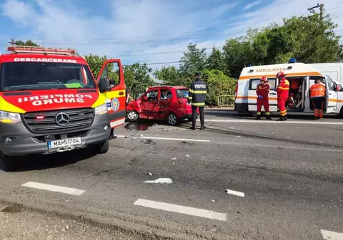 O șoferiță a fost transportată în stare gravă la spital, după ce mașina pe care o conducea a fost lovită de un TIR, în Valea Călugărească