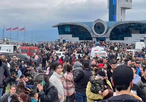 Aeroportul din Nagorno-Karabah a fost luat cu asalt de mii de armeni, după acordul de încetare a focului. Militari ruși, împușcați mortal