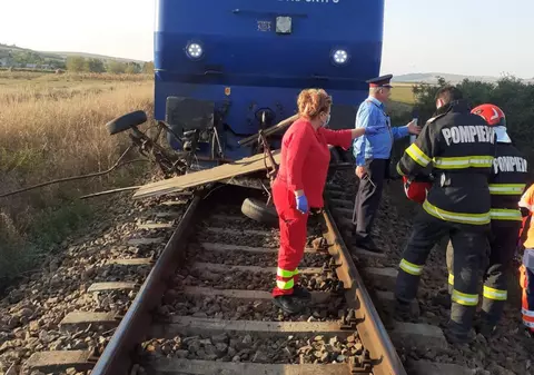 Accident feroviar în Vaslui. Un bărbat de 38 de ani și un copil de 7 ani au murit după ce căruța în care se aflau a fost lovită de tren