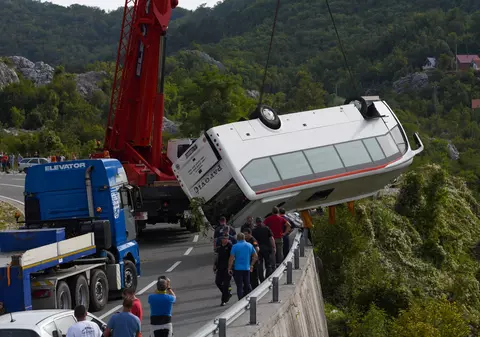 Un autobuz a căzut 15 metri într-o râpă în Muntenegru. Două persoane au murit, iar nouă sunt în stare gravă la spital