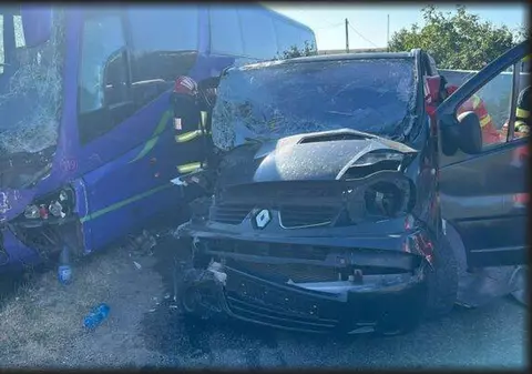 Accident între un autobuz și o autoutilitară în județul Olt. În cele două vehicule se aflau 55 de persoane
