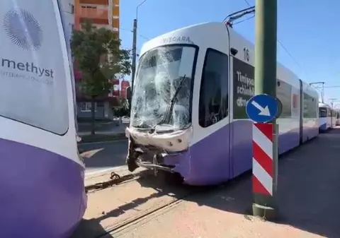 Două tramvaie s-au ciocnit pe un bulevard din Timișoara. O pasageră a fost rănită