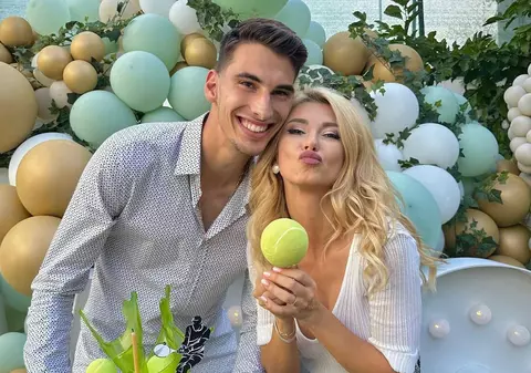 Explicația Andreei Bălan, care poartă numele de familie al lui Victor Cornea: „Uneori sunt soție”. Cei doi se află acum în Grecia