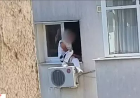 Un bărbat care și-a înjunghiat iubita și apoi a amenințat că se aruncă de la etajul 8 al unui bloc din Capitală, reținut după 16 ore de negocieri