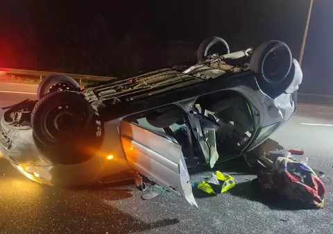 Șofer român găsit dormind cu capul în jos, în mașina răsturnată pe o șosea din Belgia