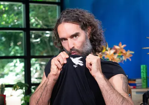Russell Brand e acuzat de viol şi agresiune sexuală de patru femei. „Toate relațiile au fost consensuale”, susține vedeta britanică