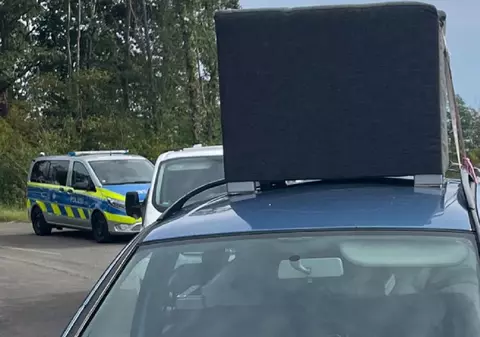 Un tânăr șofer român drogat a fost prins pe autostradă, în Germania, cu o canapea legată pe plafonul mașinii