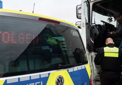 Camionul pe care-l conducea un român în Germania și în care transporta autoturisme a fost confiscat: „Pregătit de trimis la deșeuri”