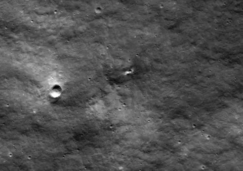 Un nou crater a apărut pe suprafața Lunii, după recenta prăbușire a sondei rusești, anunță NASA