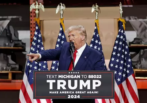 Trump dă în Biden cu mașinile electrice, în prima luptă directă pentru alegerile din 2024: „Chestiile astea stupide nici nu merg așa de departe”