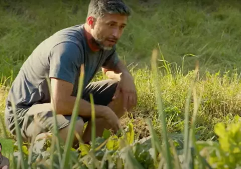 Dragoș Bucur și-a construit casă la țară: „M-am hotărât să mă fac țăran”. Primele imagini cu actorul pe tractor și cu noua locuință