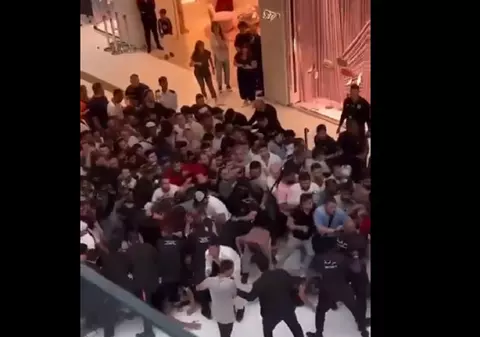 Haos la un mall din Dubai în ziua lansării iPhone15: sute de oameni s-au îmbulzit în fața magazinului Apple
