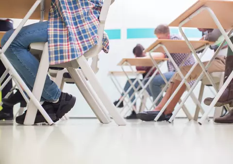 Profesoară din Argeș, acuzată că a dat cu capul de bancă un elev de gimnaziu „pe motiv că deranja ora”