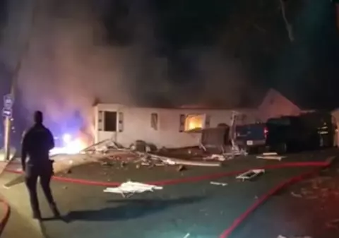 Explozie puternică la o casă New Jersey în timp ce pompierii investigau o scurgere de gaze. Momentul a fost filmat | VIDEO