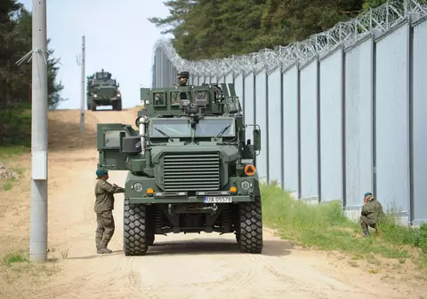 Guvernul polonez, acuzat că a emis „vize contra mită” pentru sute de mii de migranți, în timp ce promova un discurs antimigrație