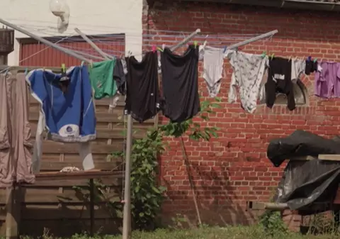 Sute de muncitori români sezonieri, în conflict cu locuitorii orașului în care trăiesc, în Germania: „Oi tăiate în curți”