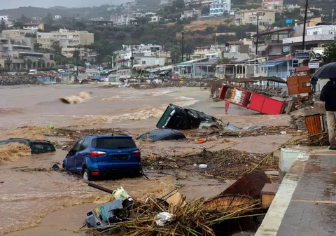 După incendiile și inundațiile din vară, premierul Greciei anunță că țara se află într-un „război pe timp de pace”. Cine este „inamicul”
