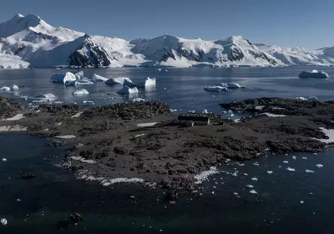 Australia a salvat un membru bolnav al unei expediții, dintr-un avanpost îndepărtat din Antarctica, în plină iarnă