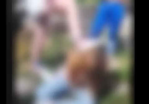 Fată de 11 ani călcată pe cap de două fete de 12 ani, la Hunedoara. Mama copilei a primit pe telefon filmarea cu bătaia