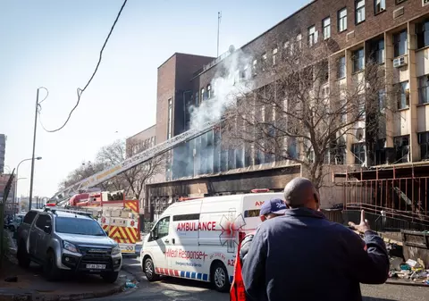 Uși încuiate și niciun extinctor. Mărturiile supraviețuitorilor incendiului cu 74 de morți din Johannesburg