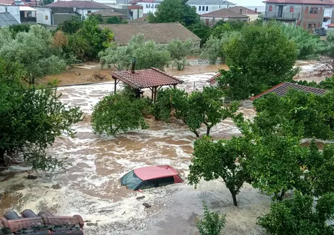 Inundații în Grecia, după o furtună severă în centrul țării. Un om a murit, poliția a impus  restricții de circulaţie