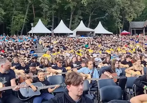 Sute de chitariști au cântat sincron la un festival, în Sibiu. VIDEO