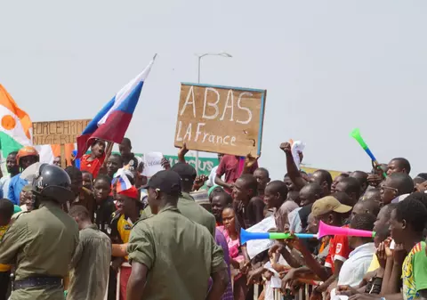 Ambasadorul Franței în Niger, despre care Emmanuel Macron a spus că a fost „luat ostatic”, a părăsit țara africană