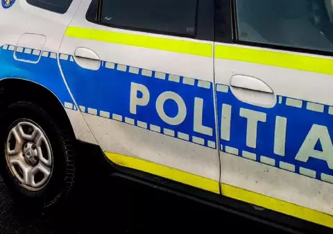 Un bărbat este cercetat pentru tentativă de omor după ce s-a urcat beat la volan și a lovit intenționat cu mașina un pieton, rudă cu el