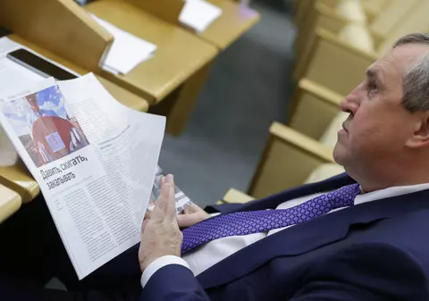 Un deputat rus fugar, condamnat pentru cea mai mare mită din istoria Rusiei moderne, își păstrează în continuare mandatul, chiar și la un an după sentință