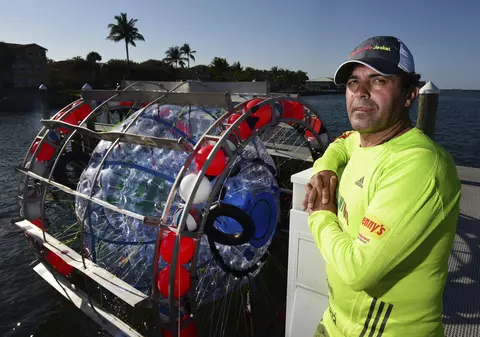 Un bărbat care încerca să traverseze Atlanticul cu o „roată de hamster” gigantică, acuzat că a amenințat Paza de Coastă cu un cuțit și o bombă