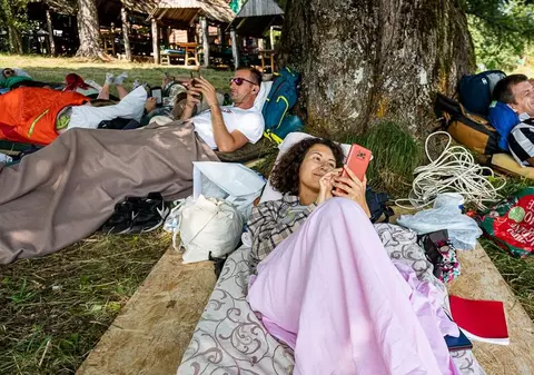 Au bătut recordul „de lenevit”! Concurs inedit într-o stațiune din Muntenegru: „De 463 de ore stau la orizontală”