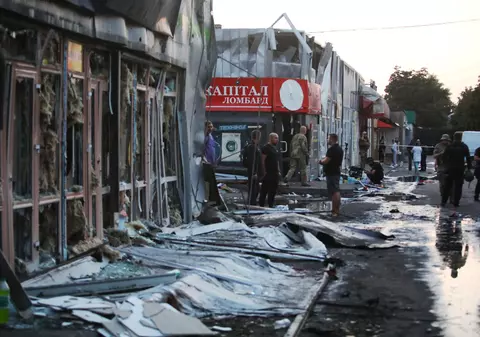 NY Times: Explozia cu 17 morți din piața orașului Kostiantinivka din Donețk, provocată de o rachetă ucraineană rătăcită. Reacția Kievului