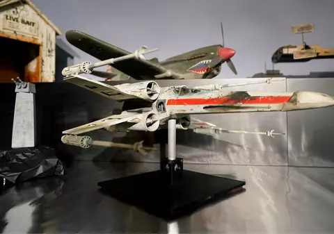 O machetă a unei navete X-Wing, folosită în filmul original Star Wars, scoasă la licitație. Prețul începe de la 400.000 de dolari