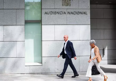 Ordin de restricție pentru fostul șef al Federației Spaniole. Luis Rubiales nu mai are voie să se apropie de jucătoarea pe care a sărutat-o