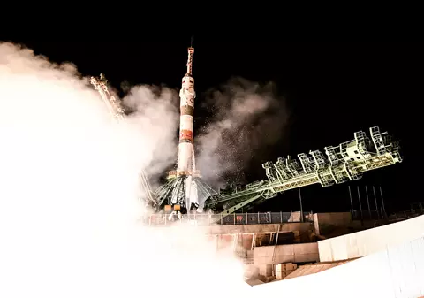 O rachetă Soiuz, cu doi cosmonauţi ruşi şi o austronaută americană, a ajuns pe ISS. Sectorul spațial, unul din puținele în care SUA și Rusia mai cooperează