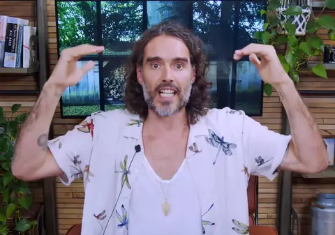 YouTube a suspendat monetizarea actorului Russel Brand pe platformă, în urma acuzațiilor de viol și agresiune sexuală