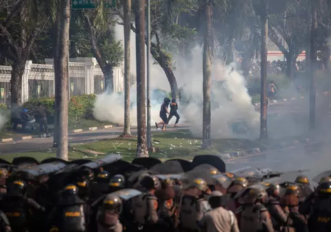 Locuitorii indigeni ai unei insule din Indonezia protestează împotriva construirii unei fabrici chinezești peste casele lor