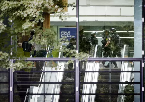 Dublu atac armat comis de un student, la Rotterdam. Bărbatul a incendiat ambele locuri în care a deschis focul | VIDEO