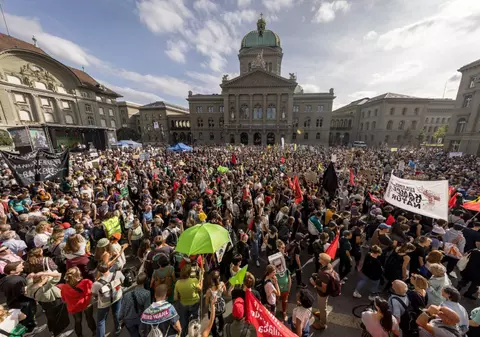 Protest masiv în capitala Elveției. Zeci de mii de oameni cer măsuri mai dure împotriva schimbărilor climatice