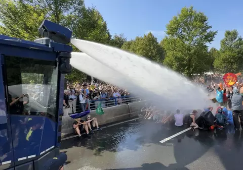 Poliția din Olanda a pus tunurile de apă pe activiștii de mediu care au blocat o autostradă. 2.400 de oameni, reținuți