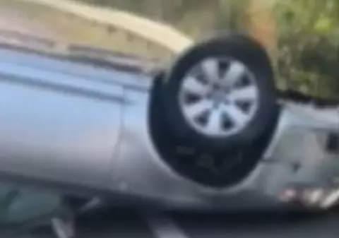 Polițiștii l-au filmat când se răstoarnă cu mașina pe tânărul de 18 ani și fără permis pe care-l urmăreau, în Dolj. VIDEO